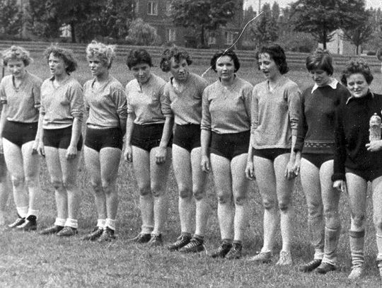 Zawodniczki Ruchu z Pucharem Polski w Tarnowskich Górach w 1960 roku